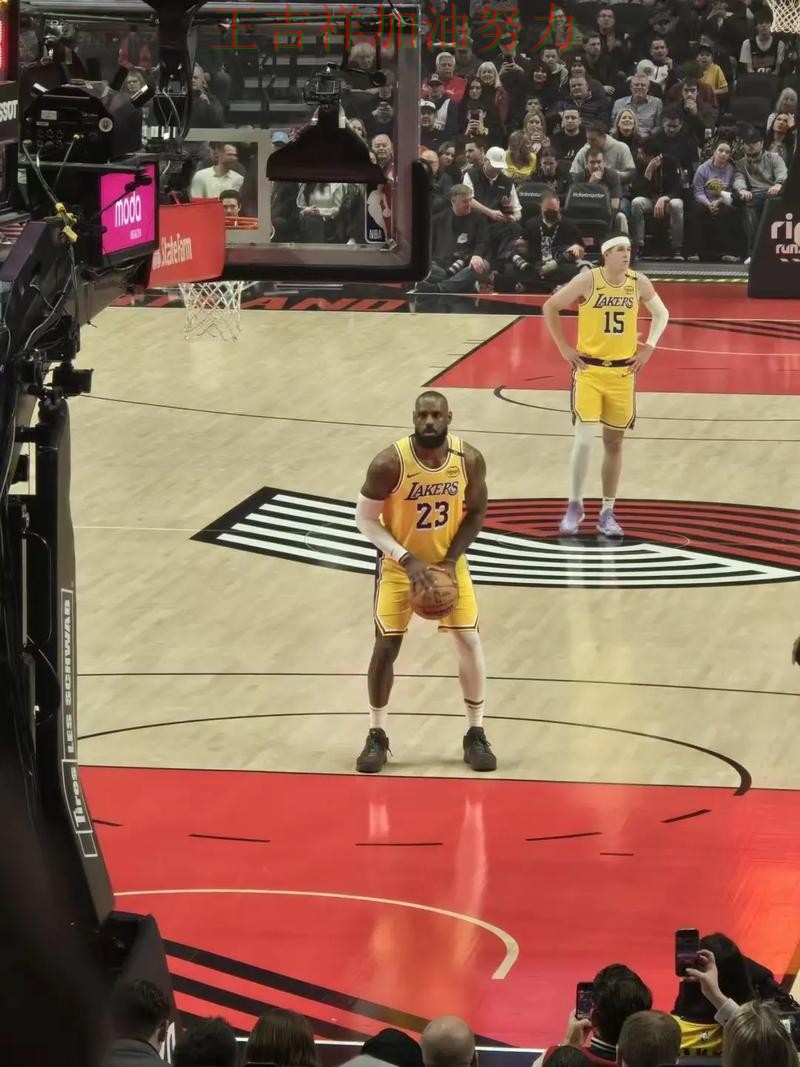 詹姆斯最后阶段发力锁定胜局 战术调整效果逐渐显现 詹姆斯最后阶段发力锁定胜局 战术调整效果逐渐显现